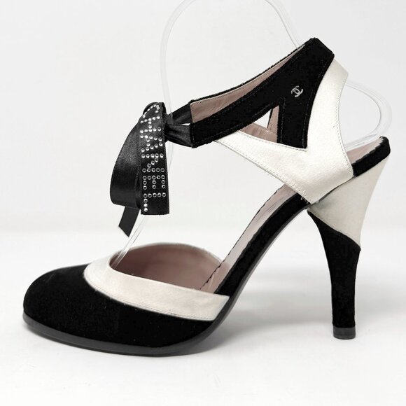 CHANEL Spring 2006 Black Velvet Crystal Logo Bow Heels IT 37.5 / US 7.5 - Picture 1 of 9